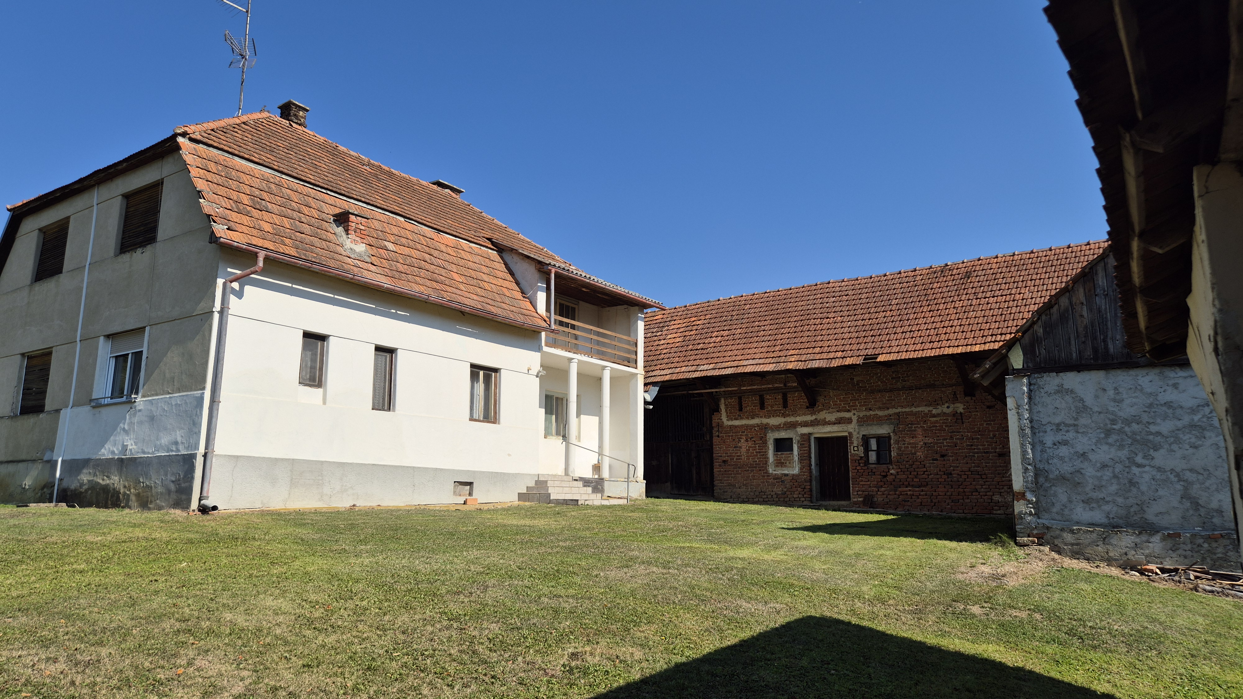 Prodamo hišo z gospodarskimi poslopji na Goričkem